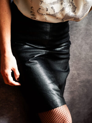 LEATHER SKIRT / Structured fit